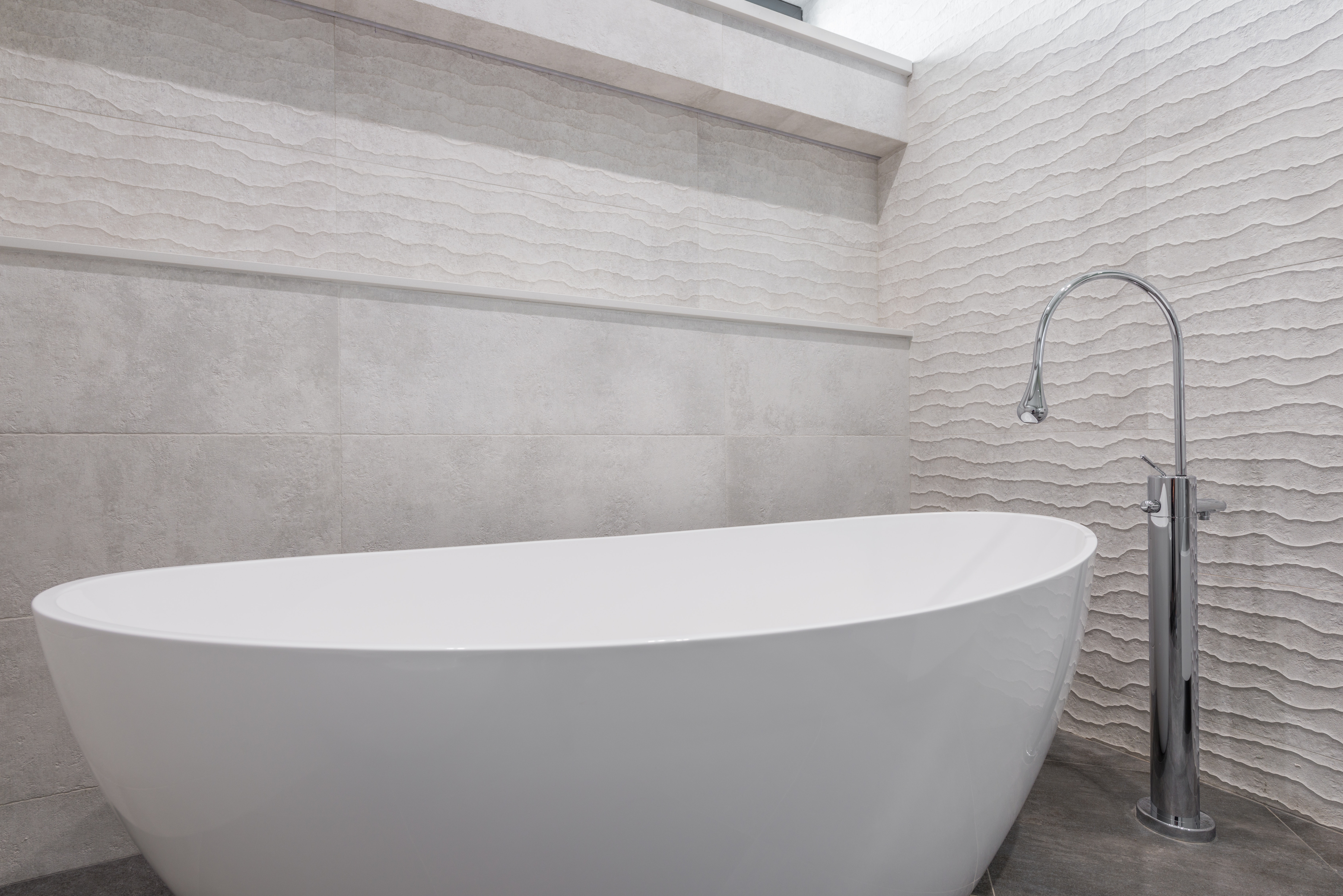 freestanding white tub